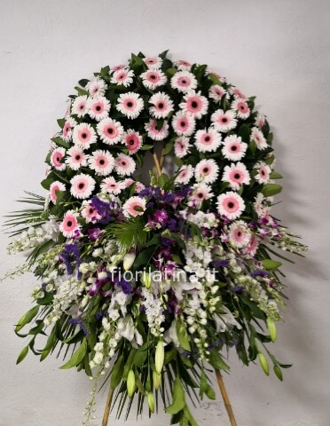 Corona funebre con fiori freschi assortiti, colorata.