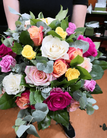 Bouquet di 15 rose di colori mix dimensione 60x60 cm prezzo 50€
