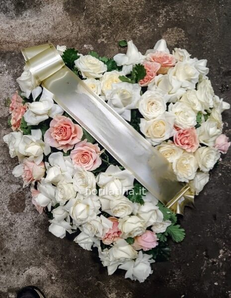 cuore di rose bianche e rosa