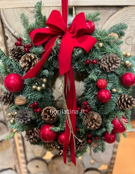 Ghirlanda di Natale decorata da parete