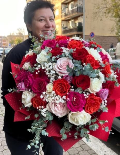 Bouquet di rose miste con rose rosse